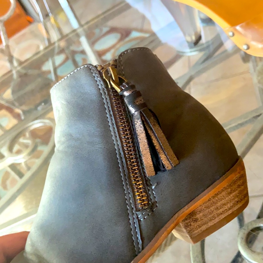 Shoes sized 2-3 - Picture 5 of 6